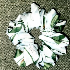 TAKR Collections Green and White Scrunchie. Size: M, L, XL. Item No. S-122.